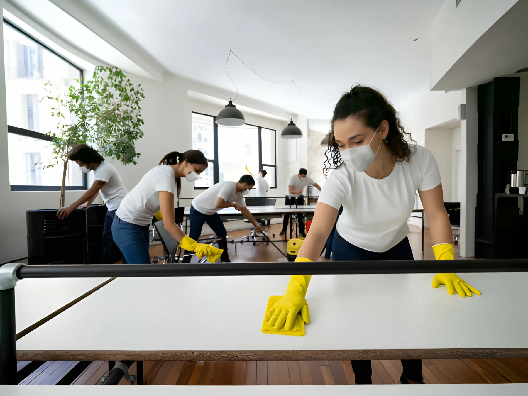 Schoonmaakteam reinigt een kantoortuin